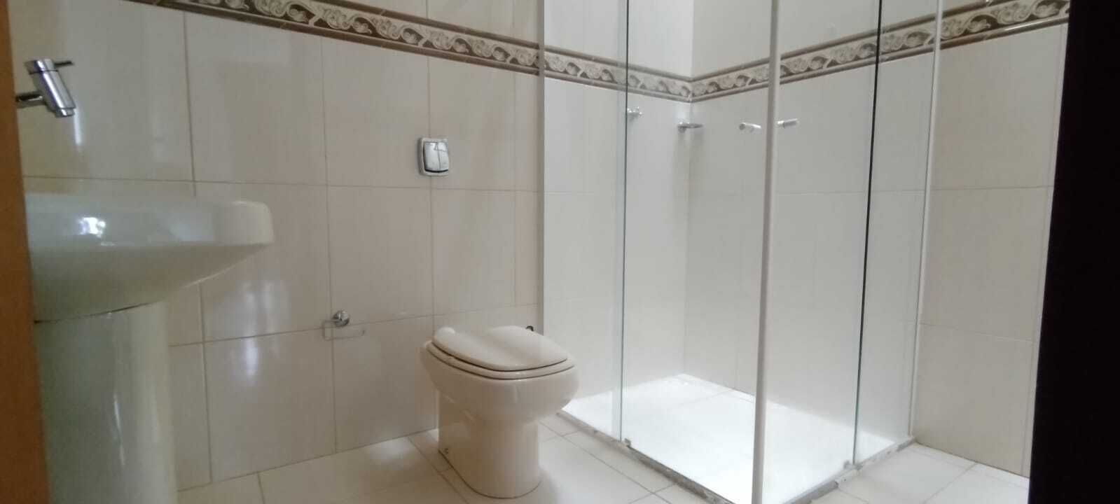 Chuveiro, papel higiênico
