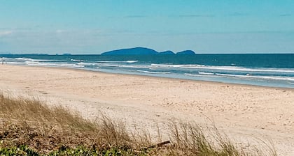 House 50 m² beach, suite, air conditioning and barbecue.