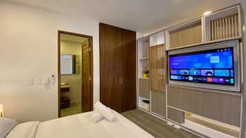 Apartamento, sacada, vista para a cidade | Cortinas blackout, ferros/tábuas de passar roupa, Wi-Fi de cortesia