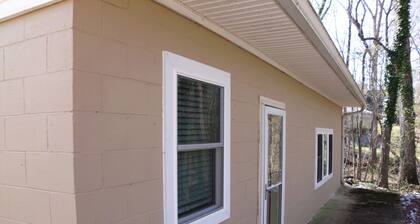 Fantastic 2-bedrm cabin with AC on Kentucky Lake, near Paris Landing State Park.
