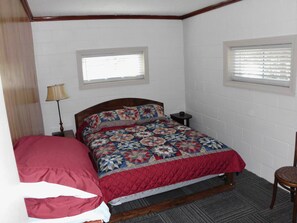 WiFi, bed sheets - Fantastic 2-bedrm cabin with AC on Kentucky Lake, near Paris Landing State Park. (Springville)