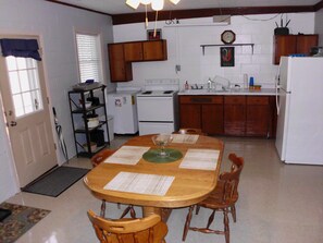 Dining - Fantastic 2-bedrm cabin with AC on Kentucky Lake, near Paris Landing State Park. (Springville)