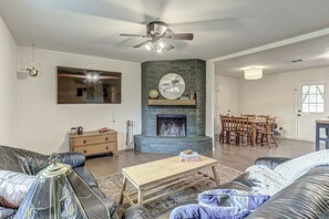 TV - Awake to Adventure, then Recharge and Relax in Historic Georgetown, Texas! (Georgetown)