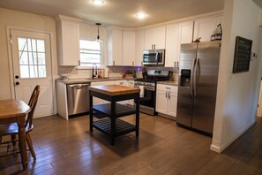 Private kitchen - Awake to Adventure, then Recharge and Relax in Historic Georgetown, Texas! (Georgetown)