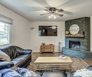 TV - Awake to Adventure, then Recharge and Relax in Historic Georgetown, Texas! (Georgetown)