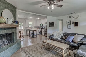 TV - Awake to Adventure, then Recharge and Relax in Historic Georgetown, Texas! (Georgetown)