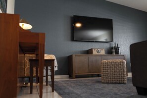 Interior - 3-bedroom house with sparking pool, outdoor kitchen, gym and dedicated office! (Yuma)