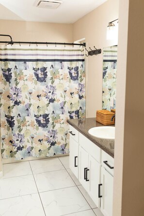 Towels, toilet paper - 3-bedroom house with sparking pool, outdoor kitchen, gym and dedicated office! (Yuma)