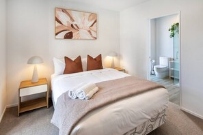 Iron/ironing board, travel cot, WiFi, bed sheets - Event Base Perfection + Balcony & Parking (Christchurch)