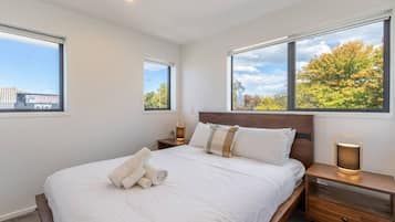 Iron/ironing board, travel cot, WiFi, bed sheets