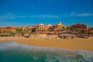 Sun-loungers, beach towels - Hacienda del Mar Club. Resort Escape with Large Living Area & Luxury Bath (Cabo San Lucas)