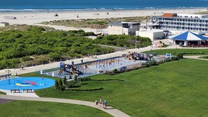 Un hôtel situé en bord de mer, doté d’un terrain de jeux, d’une piscine et offrant une vue sur l’océan.