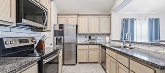 Casa SolSky
Spacious 4-bedroom house with AC in charming Mission
