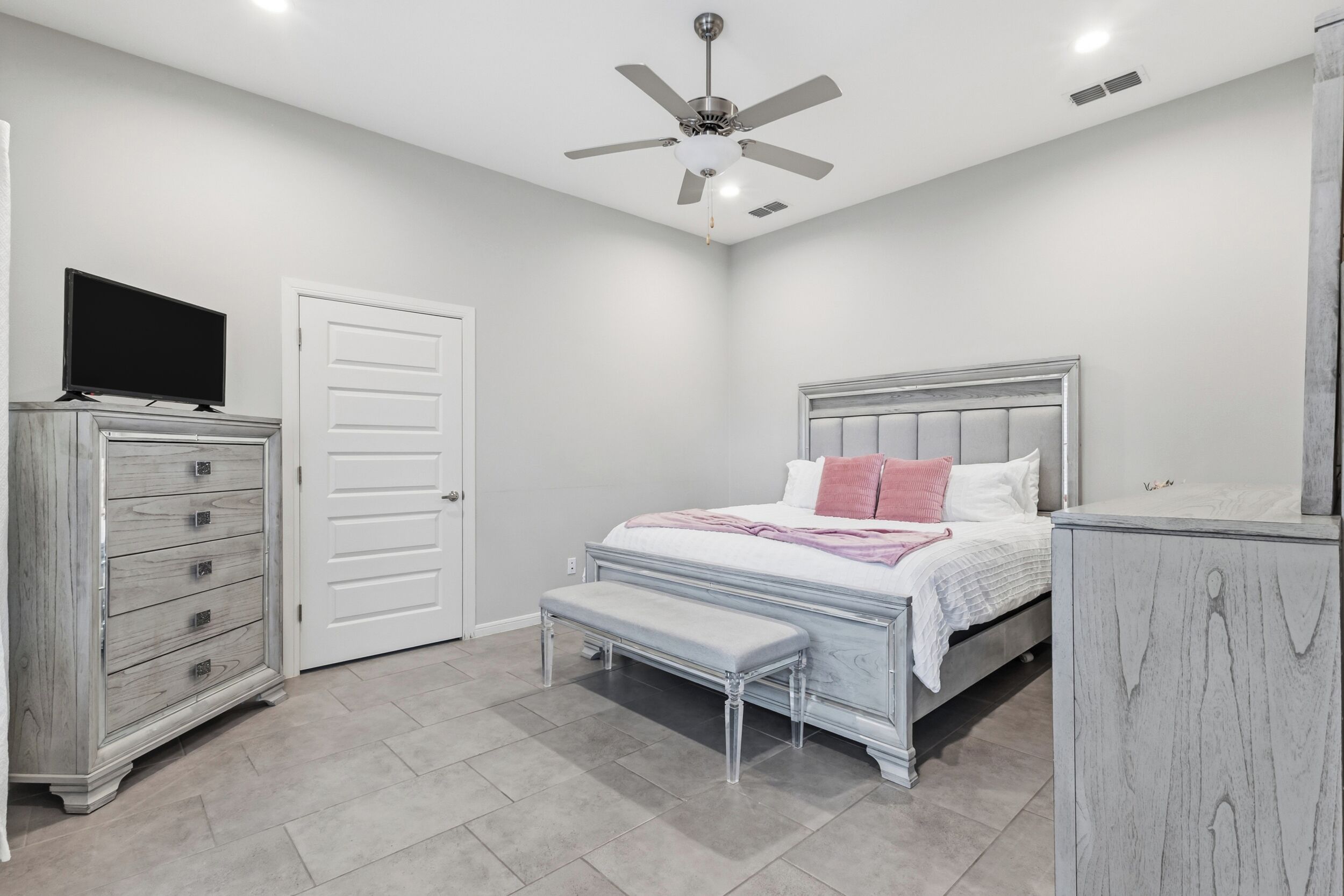 4 bedrooms, WiFi, bed sheets