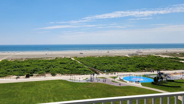A beach view with a playground and a grassy area. - Lotus Inn - Overview Townhouse - 2 Bedroom (Wildwood Crest)