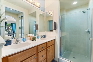 Condo, 2 Queen Beds (Alii Cove EE3 Beautiful Ground Floor ) | Bathroom - Alii Cove EE3 Beautiful Ground Floor Unit With AC! (Kailua-Kona)