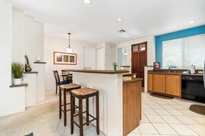 Condo, 2 Queen Beds (Alii Cove EE3 Beautiful Ground Floor ) | Interior - Alii Cove EE3 Beautiful Ground Floor Unit With AC! (Kailua-Kona)