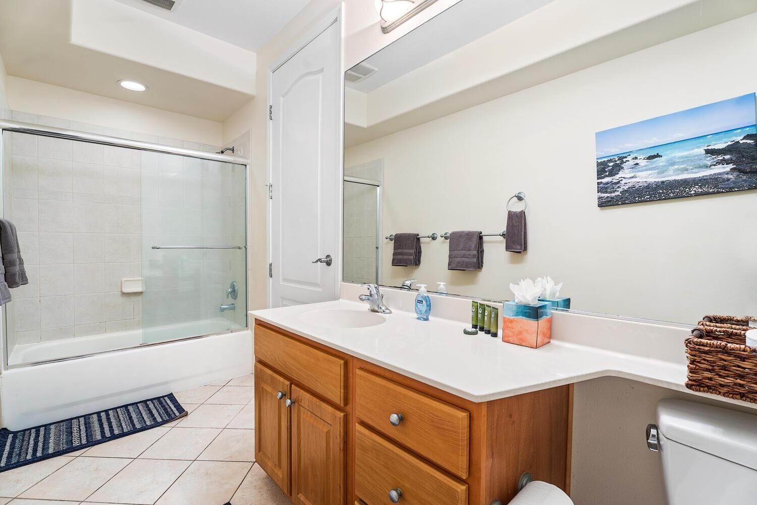 Une salle de bain moderne avec une douche en verre, un meuble-lavabo à deux vasques et un grand miroir.