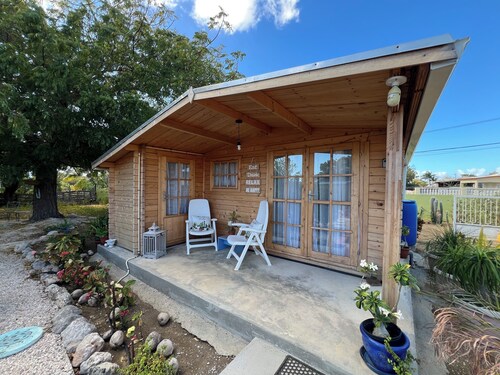 Cozy 1-bedroom cabin perfect for 2 in Willemstad