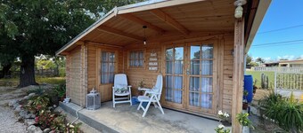 Cozy 1-bedroom cabin perfect for 2 in Willemstad