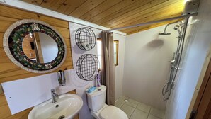 A bathroom with a sink, toilet, and shower. - Cozy 1-bedroom cabin perfect for 2 in Willemstad (Willemstad)