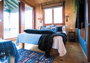 2 bedrooms, iron/ironing board, WiFi, bed sheets - River front two bedroom cabin with a hot tub on 174 acre and plenty of wildlife (Broken Bow)