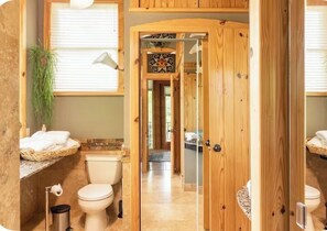 Shower, jetted bath, hair dryer, towels - River front two bedroom cabin with a hot tub on 174 acre and plenty of wildlife (Broken Bow)