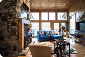 TV, fireplace - River front two bedroom cabin with a hot tub on 174 acre and plenty of wildlife (Broken Bow)