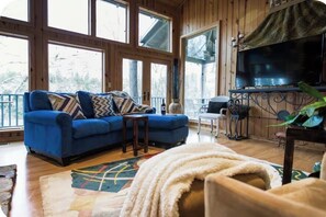 TV, fireplace - River front two bedroom cabin with a hot tub on 174 acre and plenty of wildlife (Broken Bow)