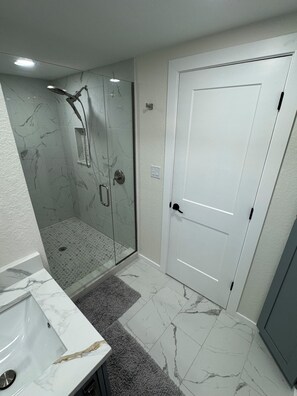 Shower, hair dryer, towels, soap - Weeki Wachee Main River • Kayaks • Private Stairs • Large Yard • Manatees (Spring Hill)
