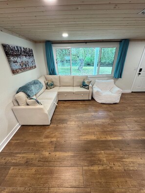TV - Weeki Wachee Main River • Kayaks • Private Stairs • Large Yard • Manatees (Spring Hill)