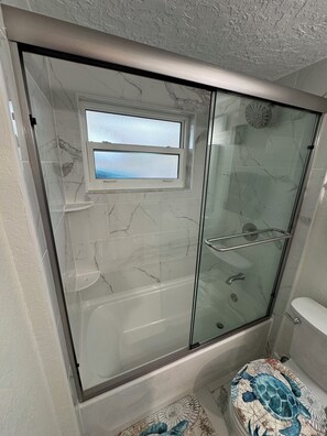 Shower, hair dryer, towels, soap - Weeki Wachee Main River • Kayaks • Private Stairs • Large Yard • Manatees (Spring Hill)