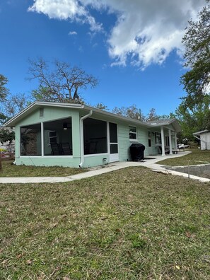 Exterior - Weeki Wachee Main River • Kayaks • Private Stairs • Large Yard • Manatees (Spring Hill)