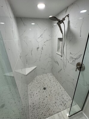 Shower, hair dryer, towels, soap - Weeki Wachee Main River • Kayaks • Private Stairs • Large Yard • Manatees (Spring Hill)