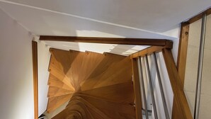 Una escalera con escalones de madera y barandillas de metal.