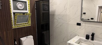 Elegant 2BR Apt  AC  Perfect Stay in Alexandria