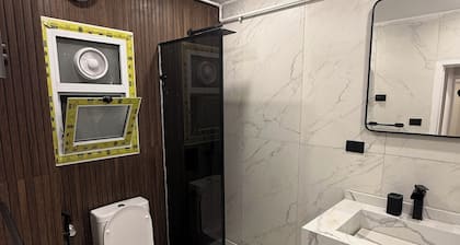 Elegant 2BR Apt AC Perfect Stay in Alexandria