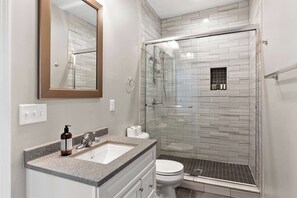 Shower, hair dryer, shampoo - Spacious Home for 10 • Backyard • Sleeps Groups (Cincinnati)