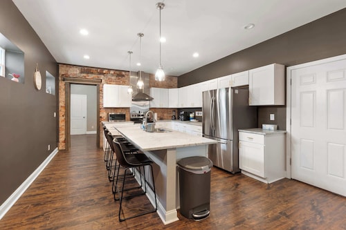Spacious Home for 10 • Backyard • Sleeps Groups