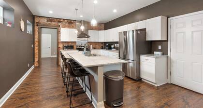 Spacious Home for 10 • Backyard • Sleeps Groups