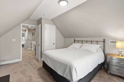 Spacious Home for 10 • Backyard • Sleeps Groups