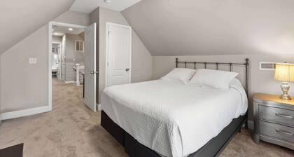 Spacious Home for 10 • Backyard • Sleeps Groups