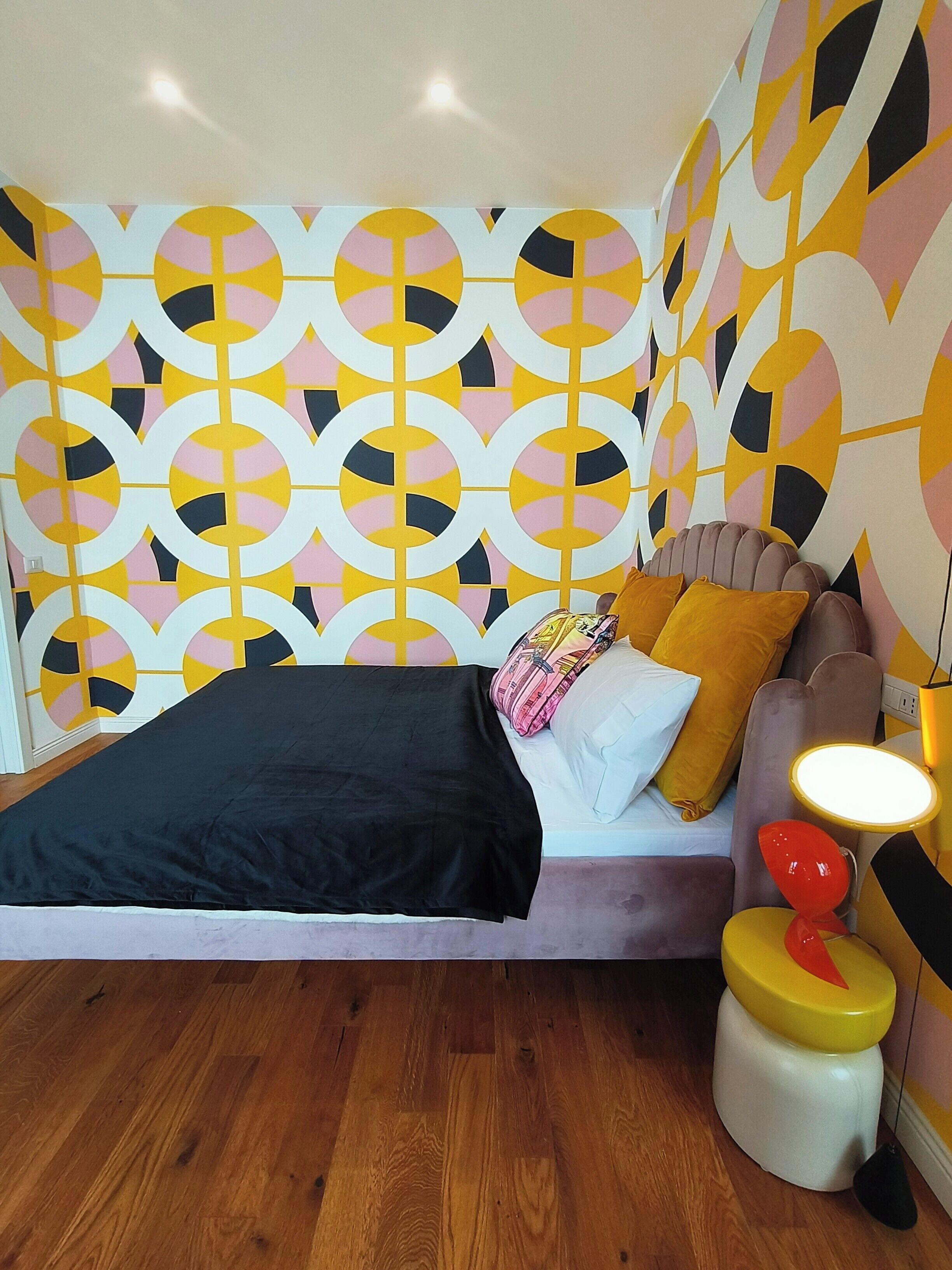 Tabla de planchar con plancha, wifi y ropa de cama 