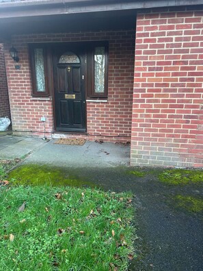 House, 2 Bedrooms, Smoking, Patio | Exterior detail - Cosy Family Home With Full Amenities (Uxbridge)