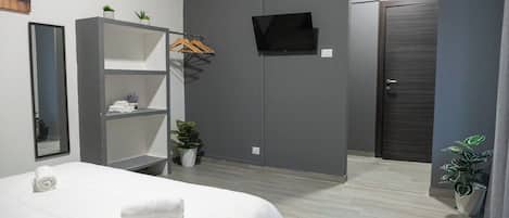 Tabla de planchar con plancha, wifi y ropa de cama