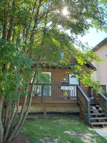 Cozy and Modern Lake House Gem-Steps from Beach🏖️Fire Pit🔥2 Verandas-Private yard