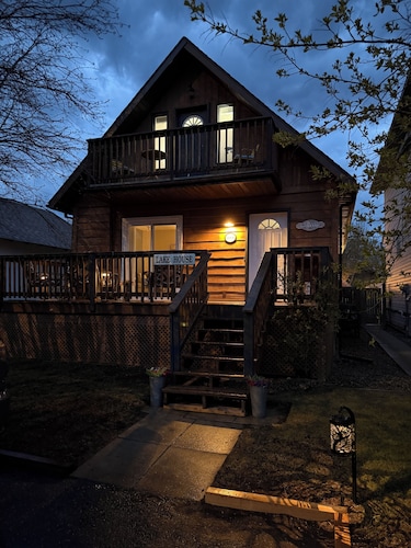 Cozy and Modern Lake House Gem-Steps from Beach🏖️Fire Pit🔥2 Verandas-Private yard