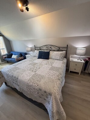 2 bedrooms, iron/ironing board, travel cot, free WiFi - Cozy and Modern Lake House Gem-Steps from Beach🏖️Fire Pit🔥2 Verandas-Private yard (Sylvan Lake)