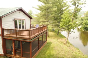 Property grounds - Retreat On The River At Johnson Woolen Mills Store (Johnson)