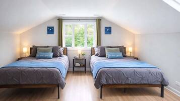 3 bedrooms, desk, iron/ironing board, travel crib